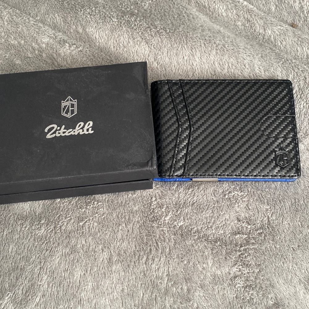 Selling my wallet, brand new never been used. Still has the original box.